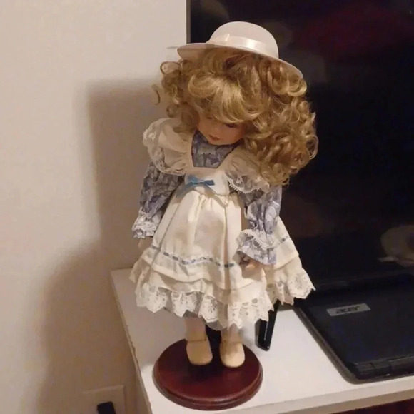 🌹Vintage Geppeddo porcelain doll with hat - Picture 2 of 9